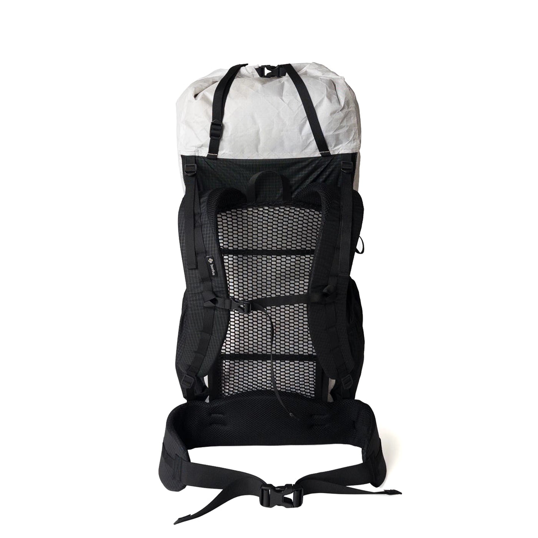 Bonfus Aerus 55L ultralight pack white detail - DCF construction and mesh pocket on white colorway