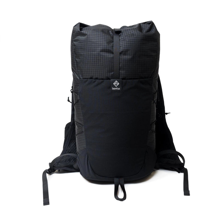 Bonfus Fastus 23L ultralight fastpacker black front straight-on - clean DCF Ultra 200X fabric design