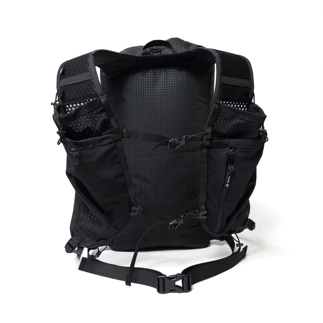 Bonfus Fastus 23L ultralight fastpacker black back view - back panel and strap system on DCF daypack