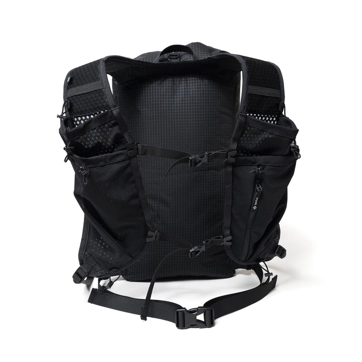 Bonfus Fastus 23L ultralight fastpacker black back view - back panel and strap system on DCF daypack
