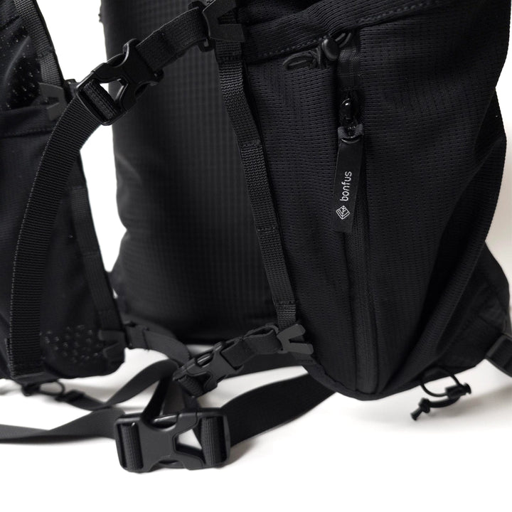 Bonfus Fastus 23L shoulder straps detail black - lightweight padded straps on DCF ultralight daypack