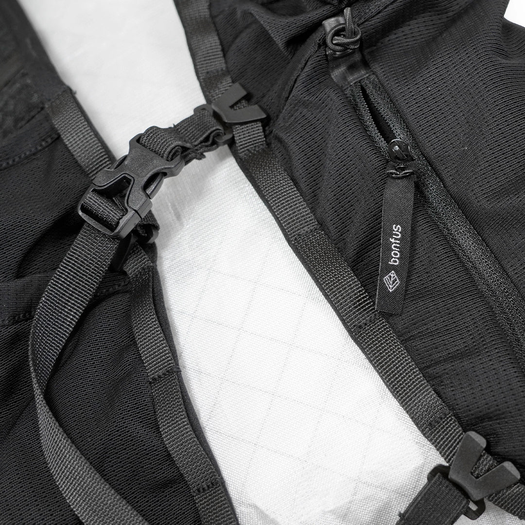 Bonfus Fastus 23L ultralight fastpacker white detail - DCF fabric construction and minimalist design