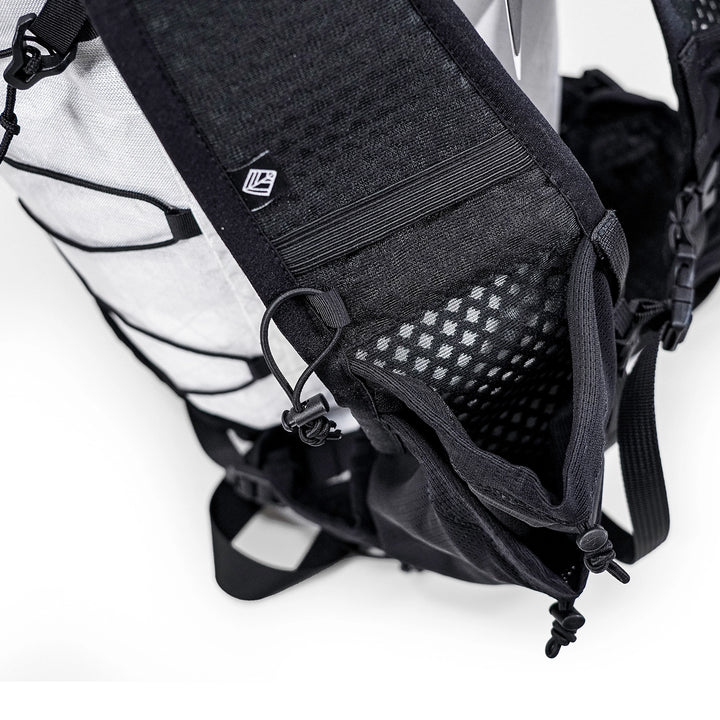Bonfus Fastus 23L ultralight fastpacker white strap detail - lightweight shoulder strap construction